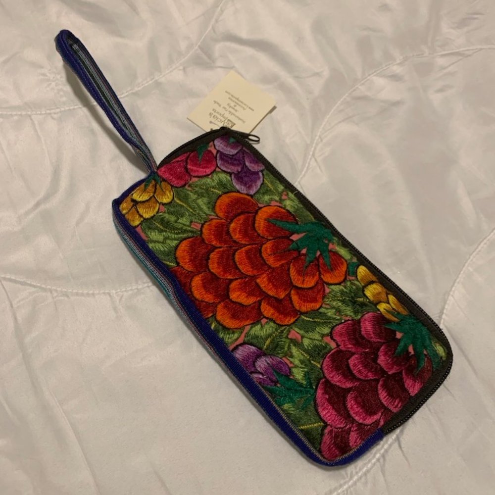 NWT Boutique Colorful Floral Wristlet w/ card slots,Beautiful embroidered design